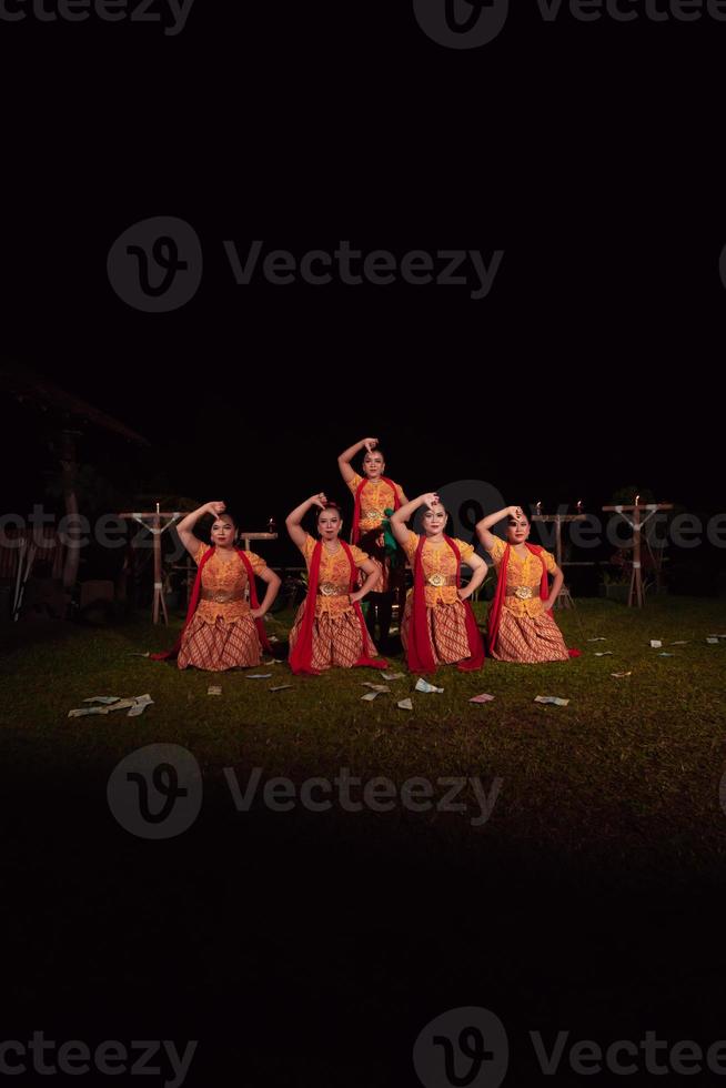 asiatische tänzer posieren mit tanzbewegungen, während sie den traditionellen tanz im wettbewerb aufführen foto