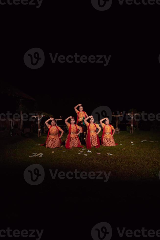 asiatische tänzer posieren mit tanzbewegungen, während sie den traditionellen tanz im wettbewerb aufführen foto