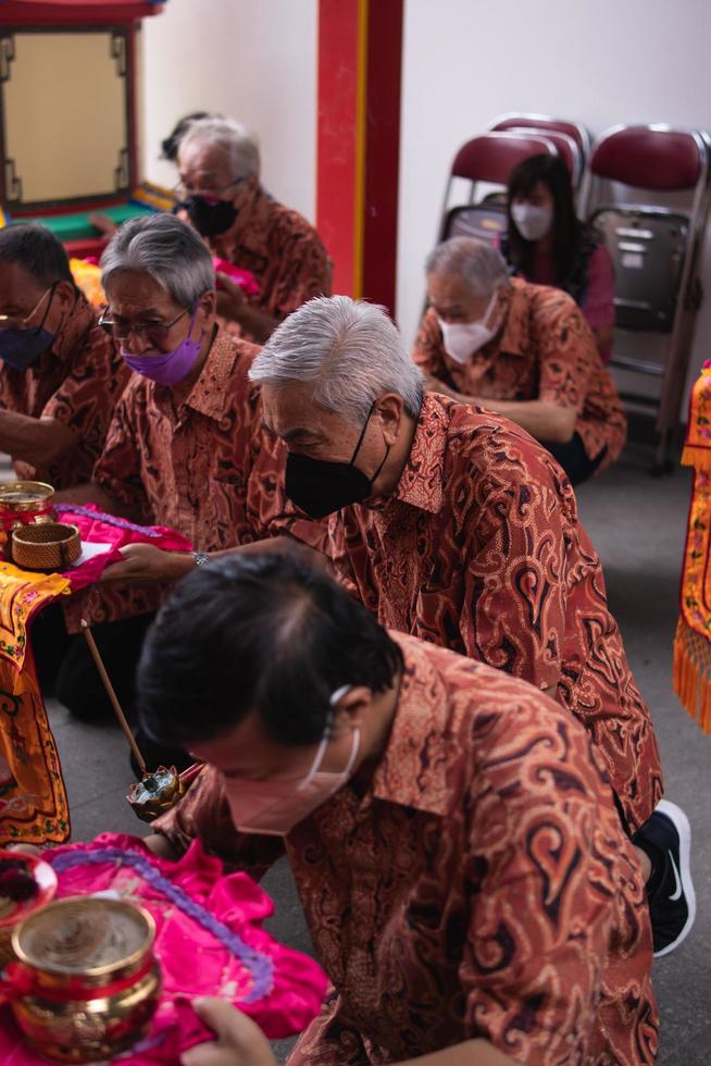 bandung city, indonesien, 2022 - die gemeinde betet gemeinsam mit den mönchen am buddhistischen altar foto