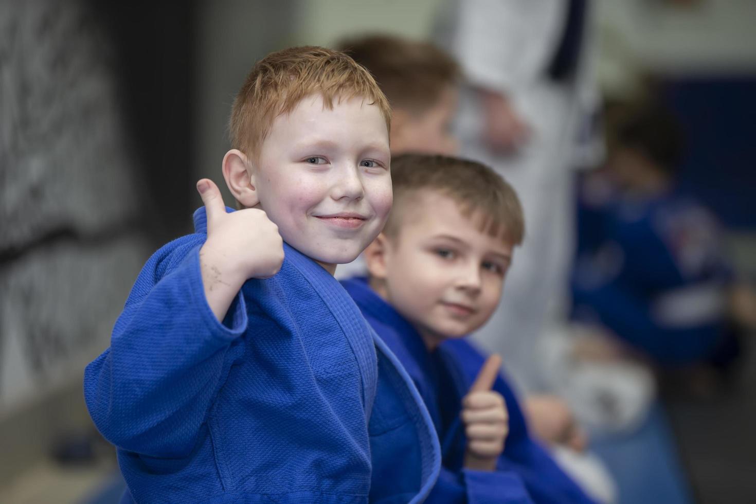 weißrussland, stadt gomil, 15. dezember 2021. judoschule für kinder. Kinderjudoisten zeigen mit den Fingern das Klassenzeichen. foto