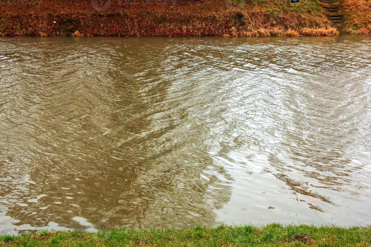 Flusswasserhintergrund mit Wellen und Wellen. Nitra in der Slowakei. foto