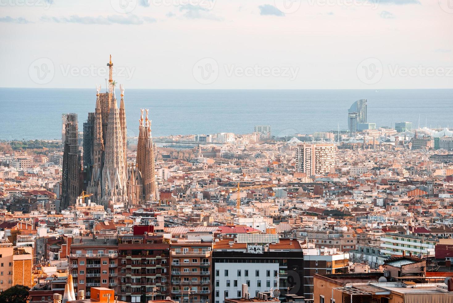 Schöne Luftaufnahme der Stadt Barcelona mit einer Sagrada Familia foto