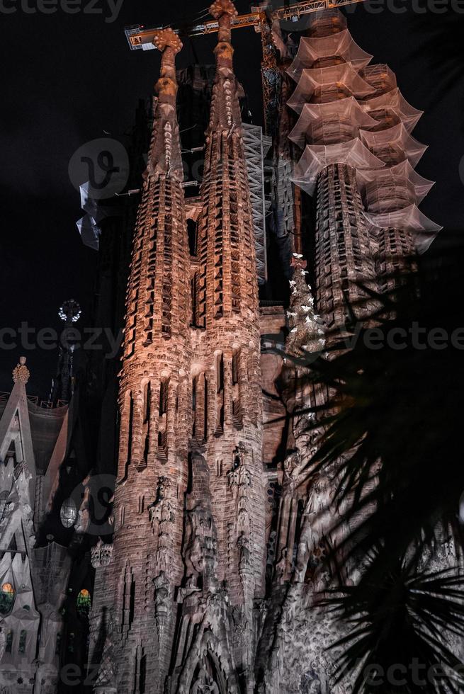 Nachtansicht der Kathedrale La Sagrada Familia. beeindruckende Kathedrale foto