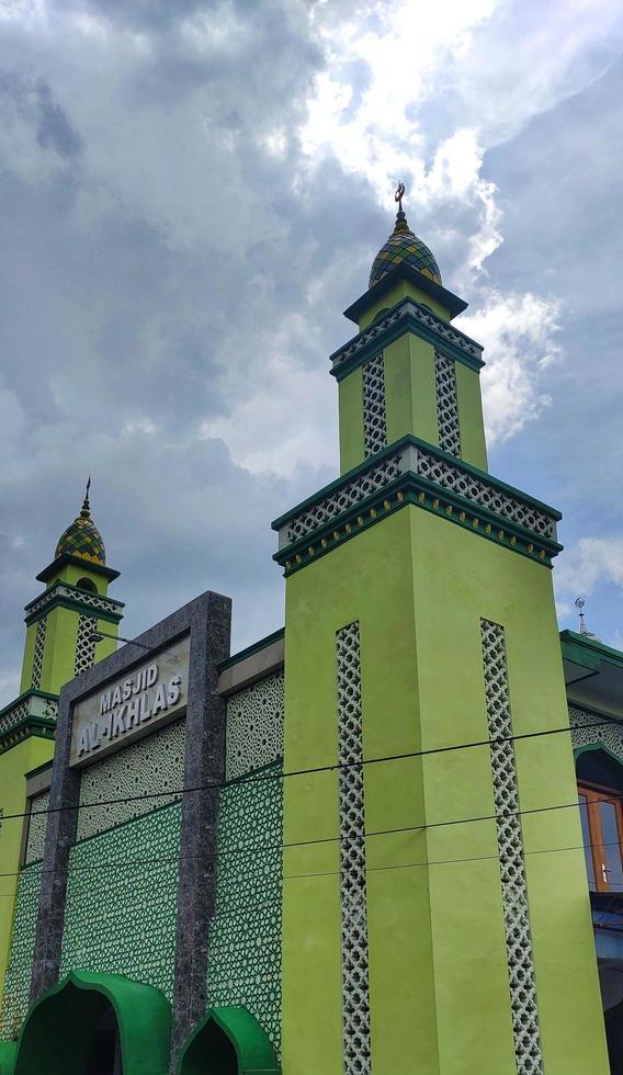 Porträt der muslimischen Moschee auf dem Foto mit einem bewölkten blauen Himmel als Hintergrund.