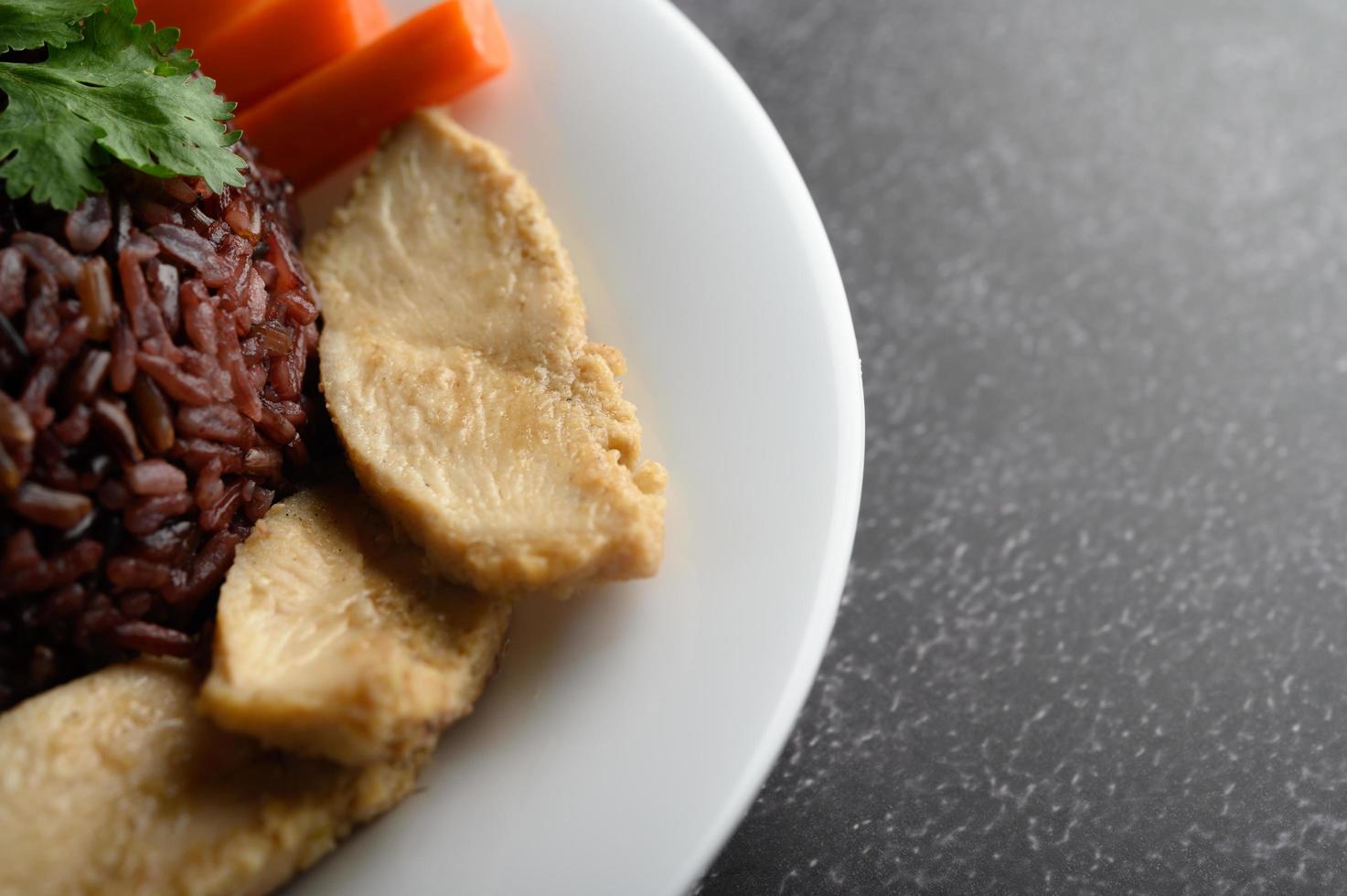 lila Reisbeeren mit gegrillter Hühnerbrust, Kürbis, Karotten und Minze foto