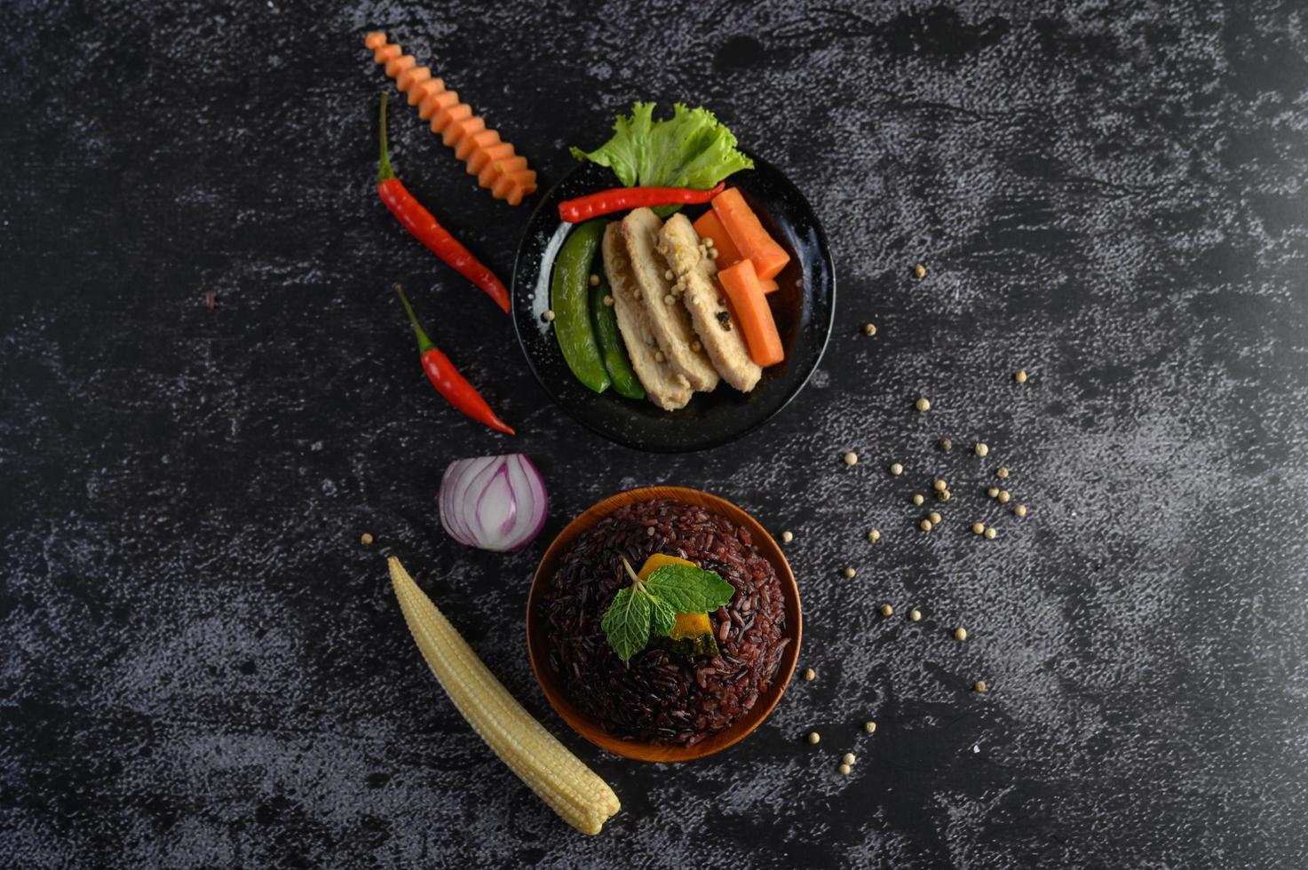 lila Reisbeeren mit gegrillter Hühnerbrust, Kürbis, Karotten und Minze foto
