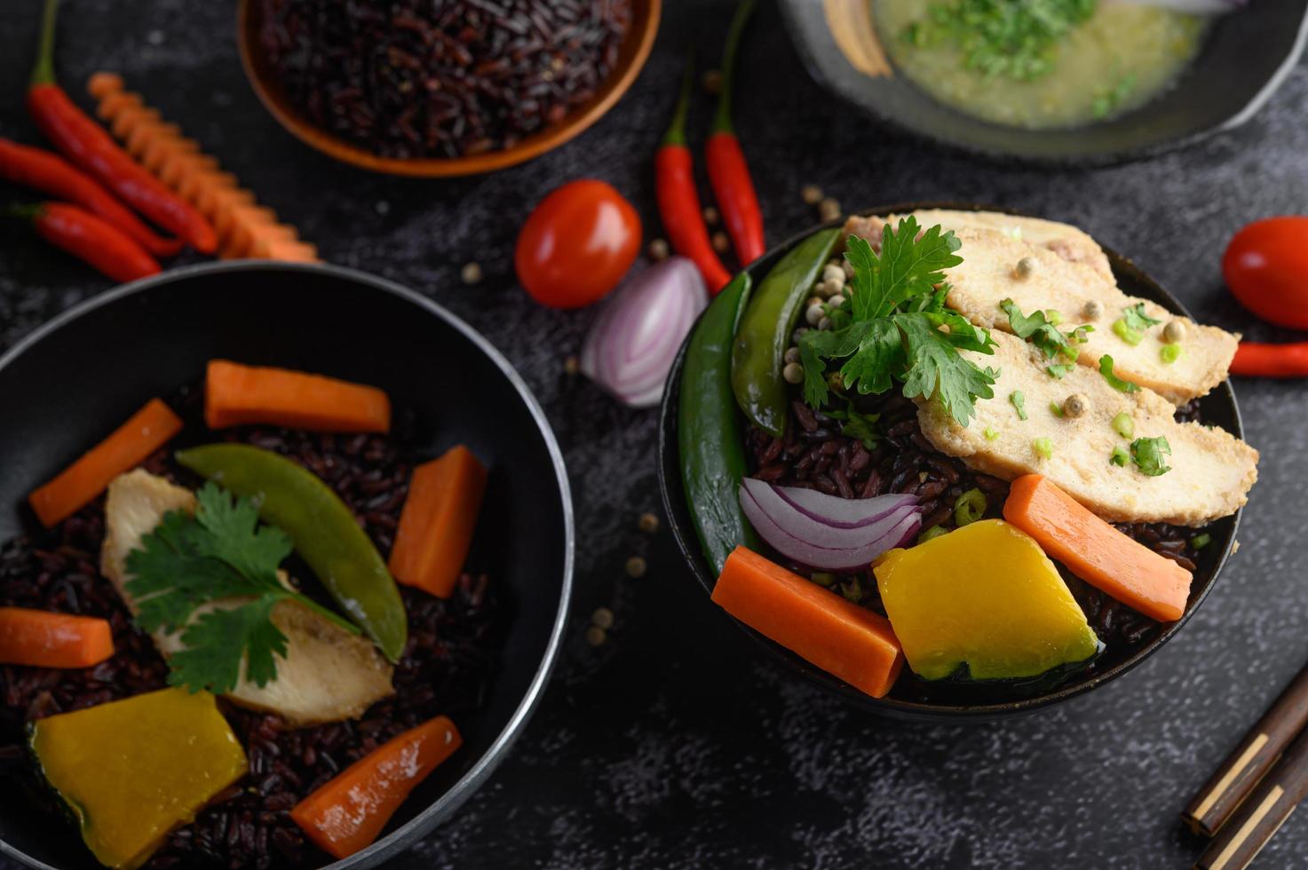 lila Reisbeeren mit gegrillter Hühnerbrust, Kürbis, Karotten und Minze foto