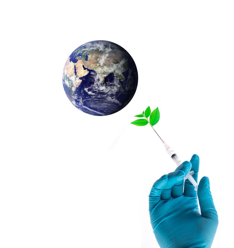 Geben Sie der Welt einen blauen Handschuh mit der Spritze und injizieren Sie Pflanzen in die Welt foto