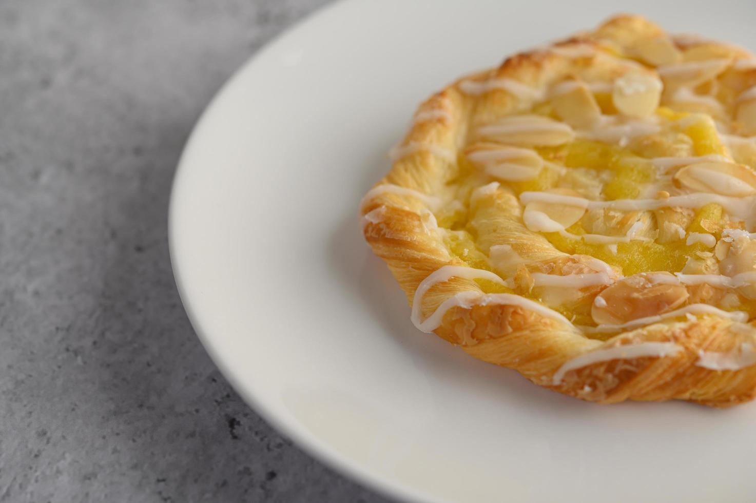 Mandel-Twist-Brot-Snack auf einem weißen Teller foto