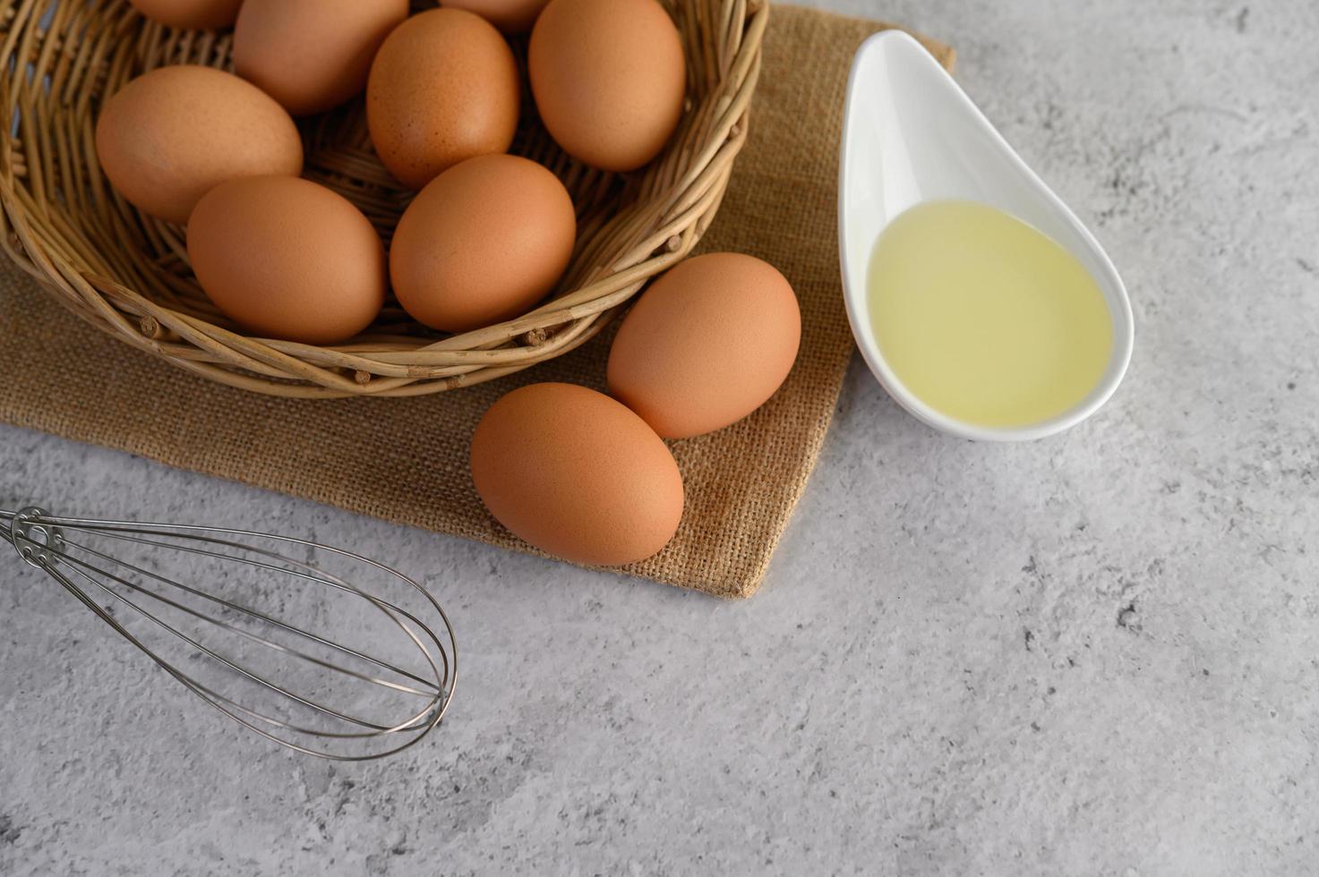 Eier und Öl zum Backen foto