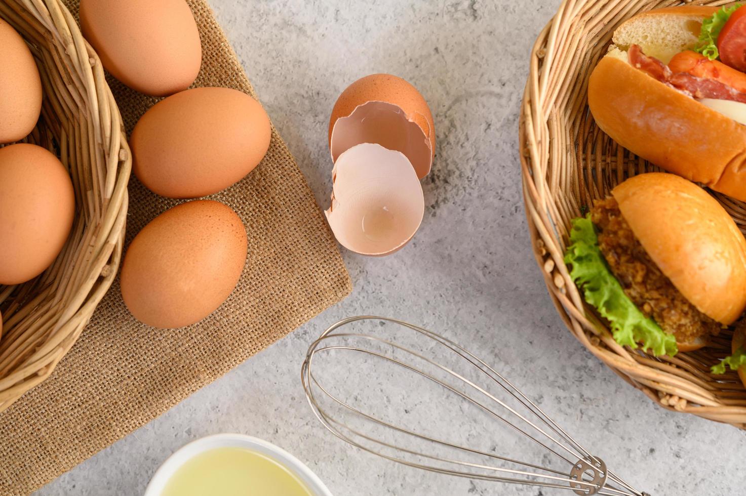 frische braune Eier und Backwaren auf neutralem Hintergrund foto