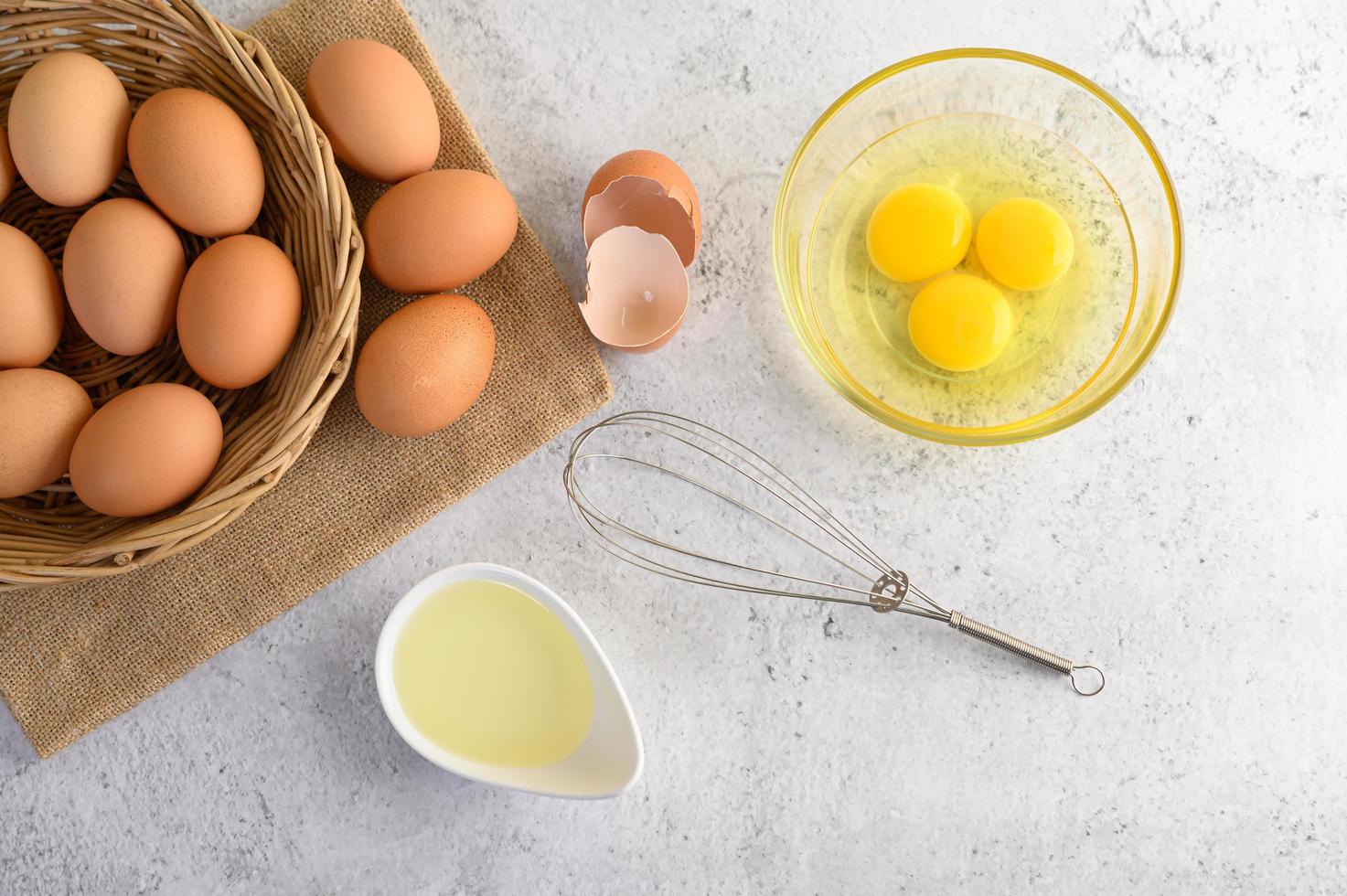 Bio-Eier und Öl zum Backen foto