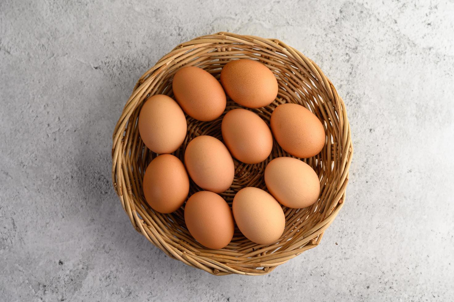 frische braune Eier in einem Weidenkorb foto