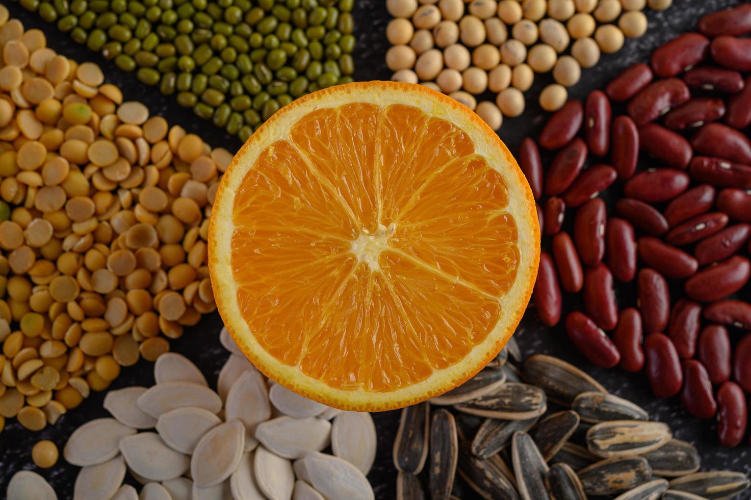 Hülsenfrüchte mit einem Orangenschnitt in zwei Hälften foto