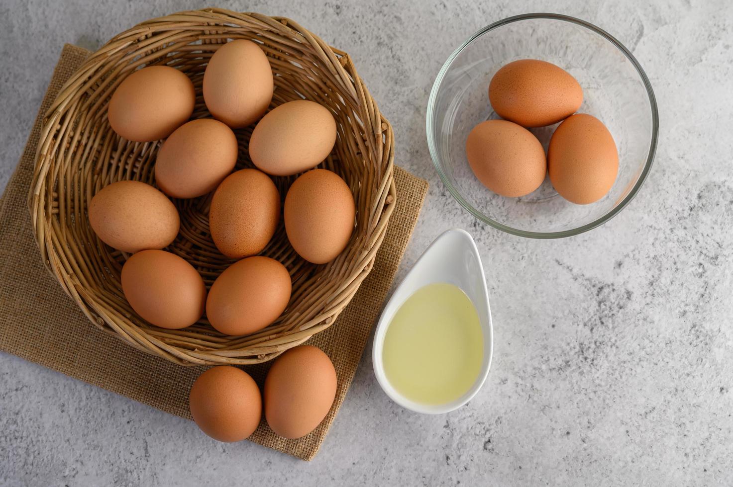 Eier und Öl zum Backen foto