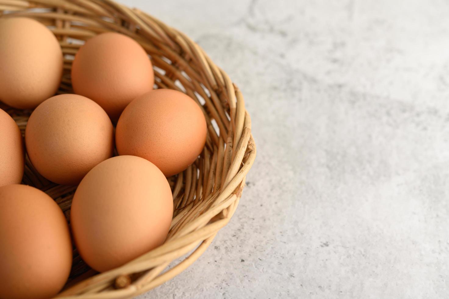 frische braune Eier in einem Weidenkorb foto