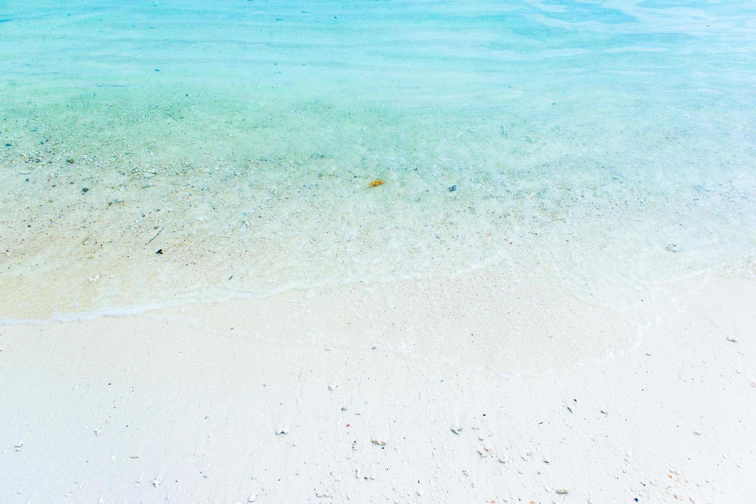 weißer Sand mit blauem Wasser foto