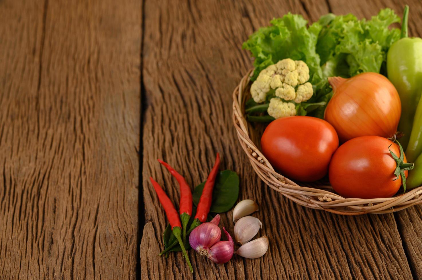 Paprika, Tomate, Zwiebel, Salat, Chili, Schalotte, Knoblauch, Blumenkohl und Kaffirlimettenblätter foto