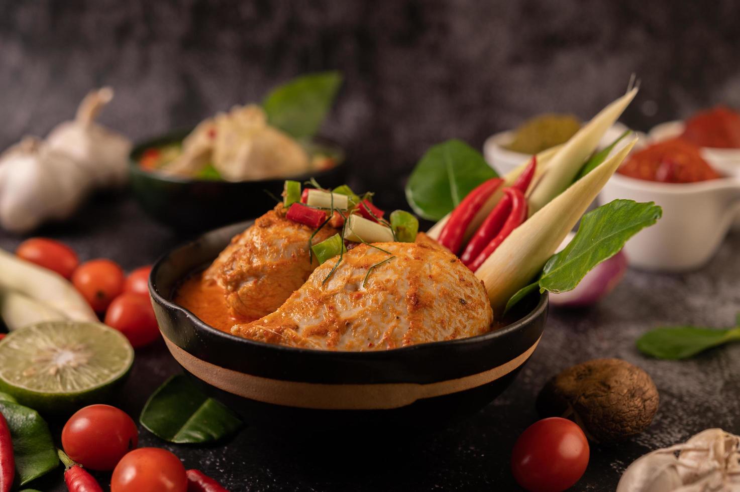 Hühnchen-Curry in einer Schüssel mit Zitronengras-Limette, Tomaten und Knoblauch foto