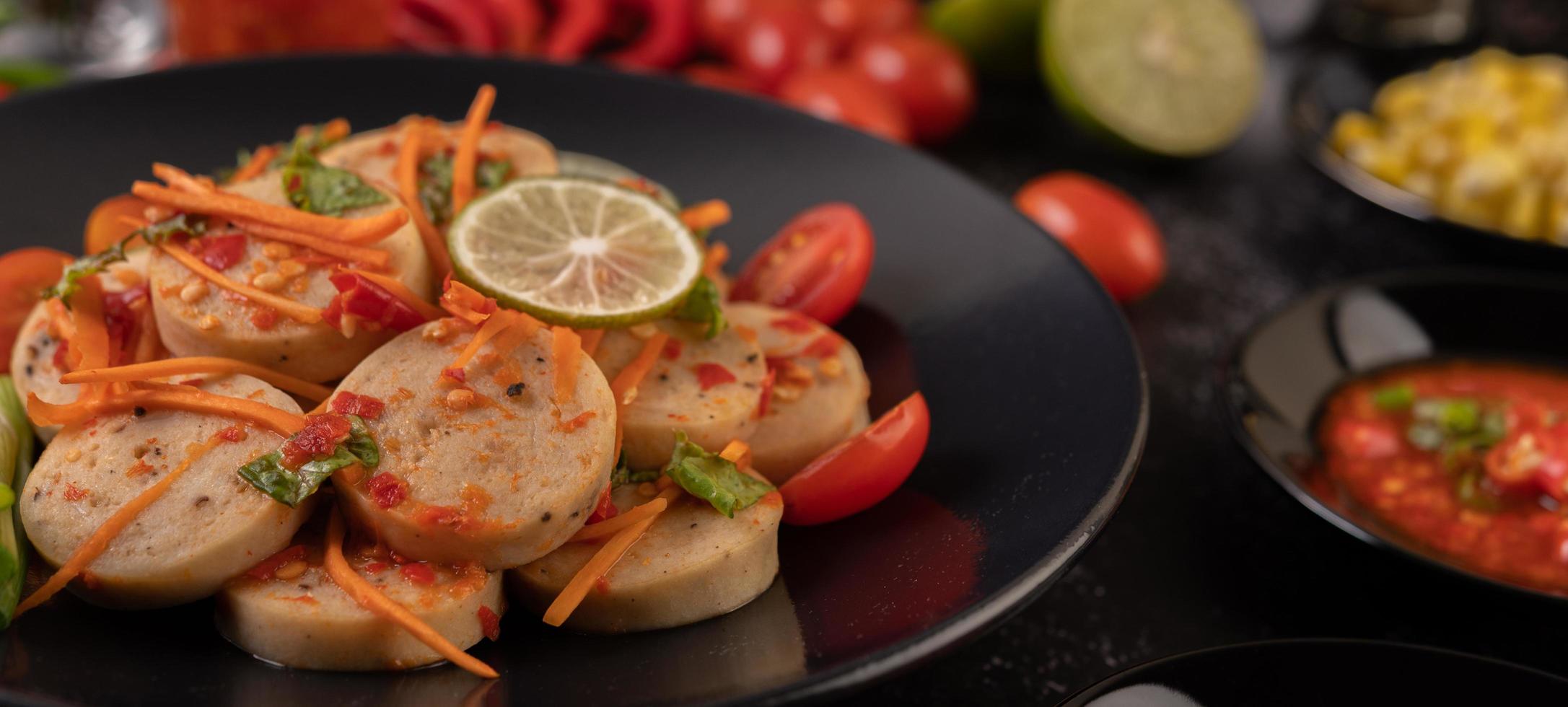 vietnamesischer Schweinswurstsalat mit Chili, Zitrone, Knoblauch und Tomate foto