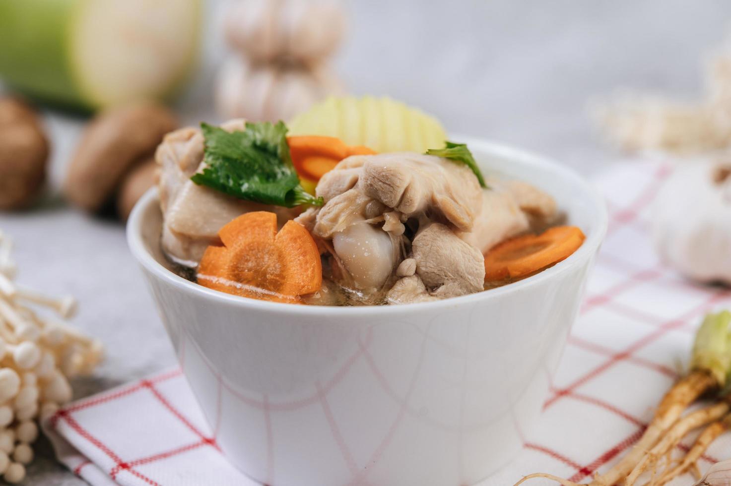 Hühnersuppe mit Mais, Shiitake-Pilz, Enoki-Pilz und Karotte foto