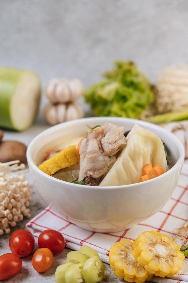 Hühnersuppe mit Mais, Shiitake-Pilz, Enoki-Pilz und Karotte foto