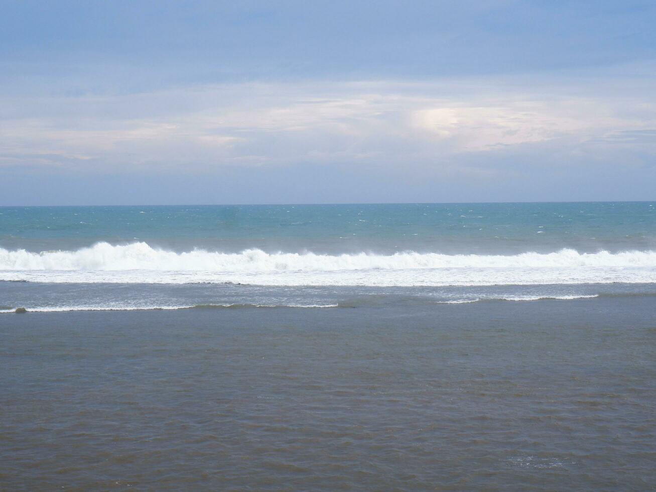 schöner tropischer strand mit blauem himmel und weißen wolken abstrakter texturhintergrund. vintage ton filtereffekt farbe style.nature tropischer strand meer. schöner strand blaues meerwasser. foto