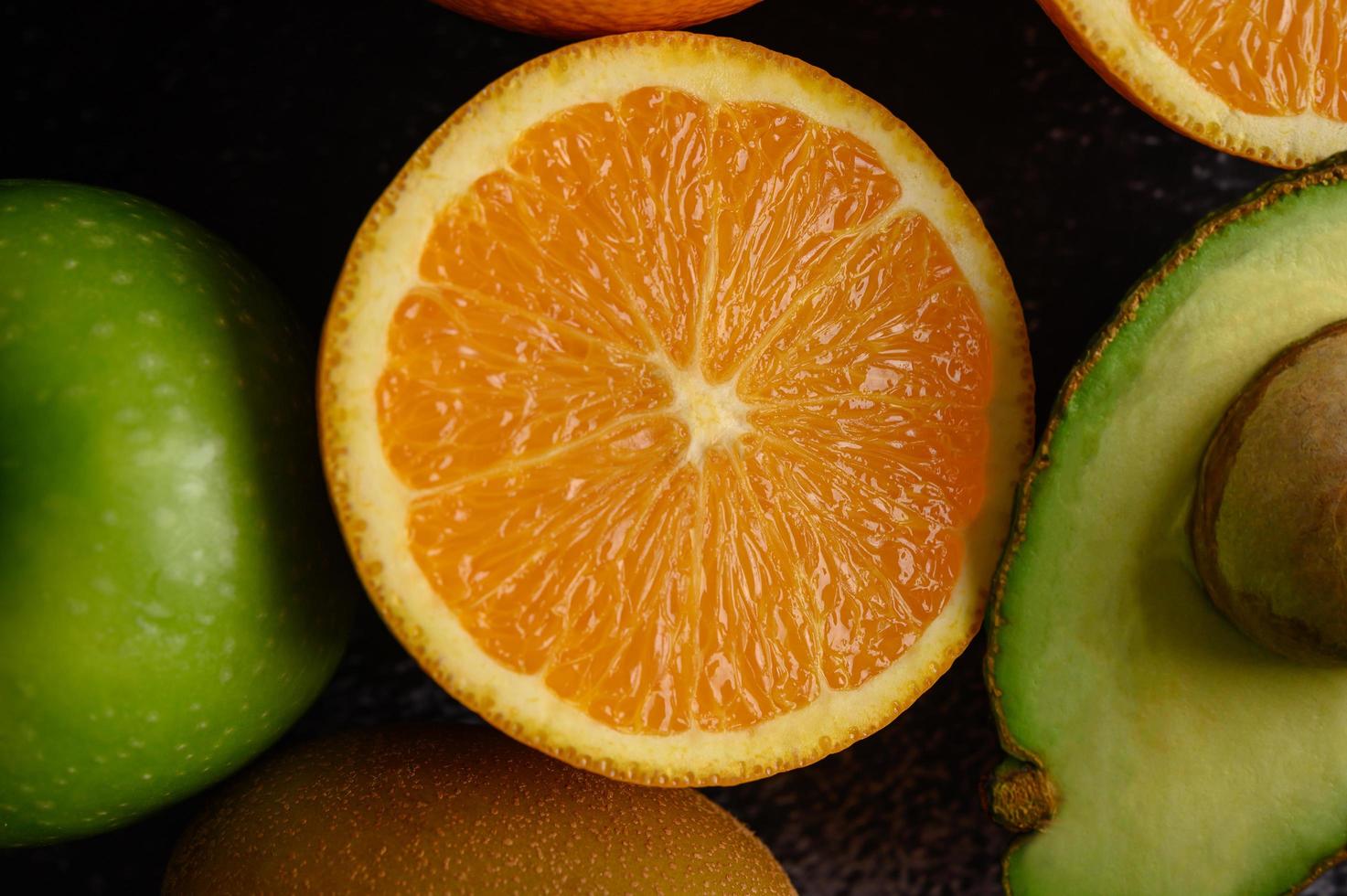 helle Nahaufnahmescheibe von frischem Orangenapfel, Kiwi und Avocado foto