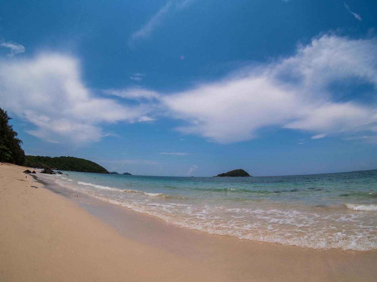 landschaft sommer fisheyeview tropisch meer strand felsen blauer himmel weiß sand hintergrund ruhig natur ozean schön welle absturz spritzwasser reise nang ram strand ostthailand chonburi exotisch horizont foto