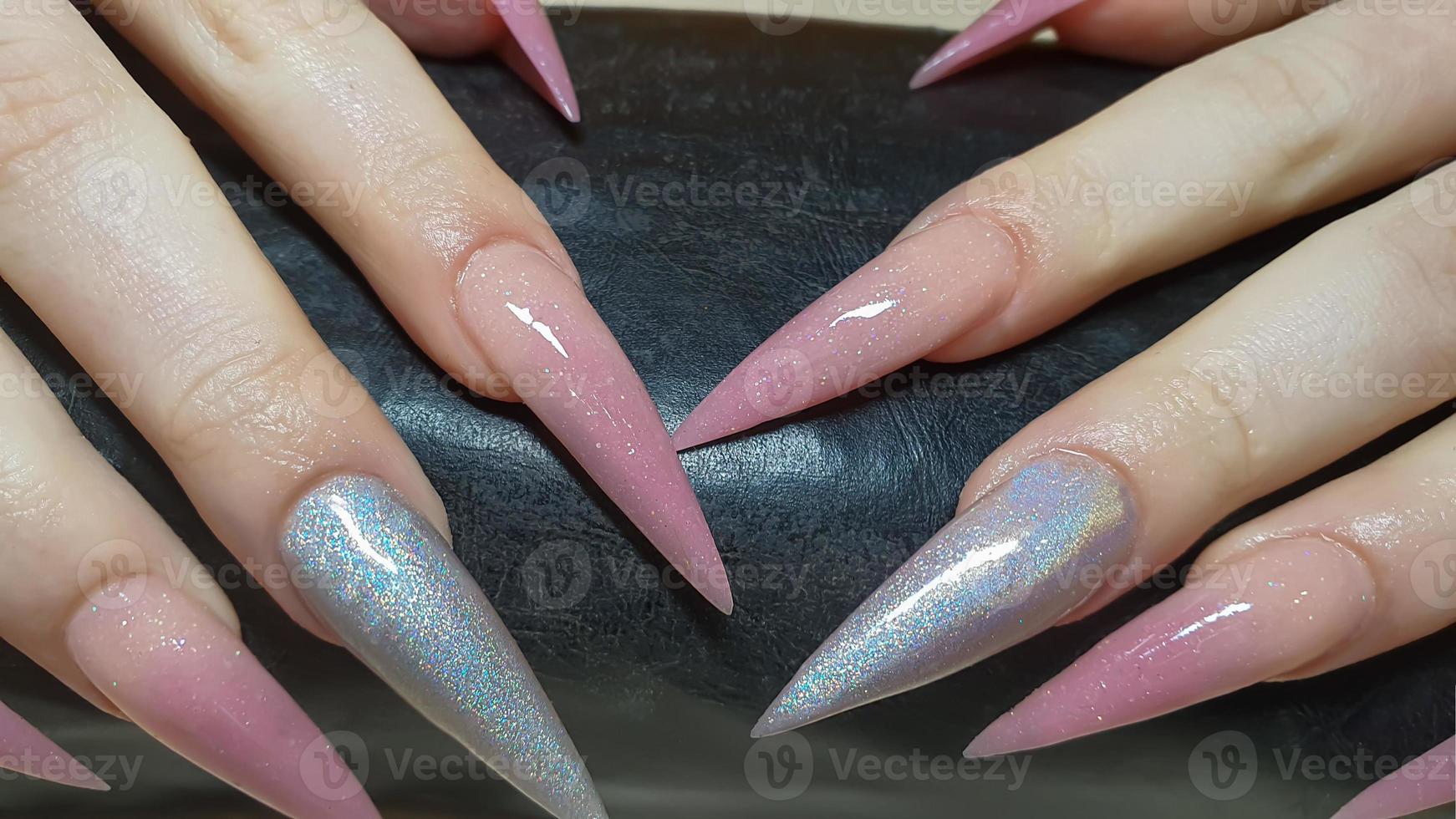 Acrylnagelverlängerung, Maniküre, Nagelkorrektur, Hände im Vordergrund. reflektierendes Design. foto