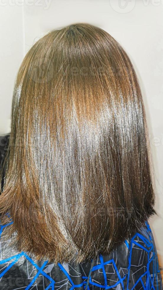 Haare färben und schneiden. Haarstyling in einem Schönheitssalon. Haare aus nächster Nähe. foto