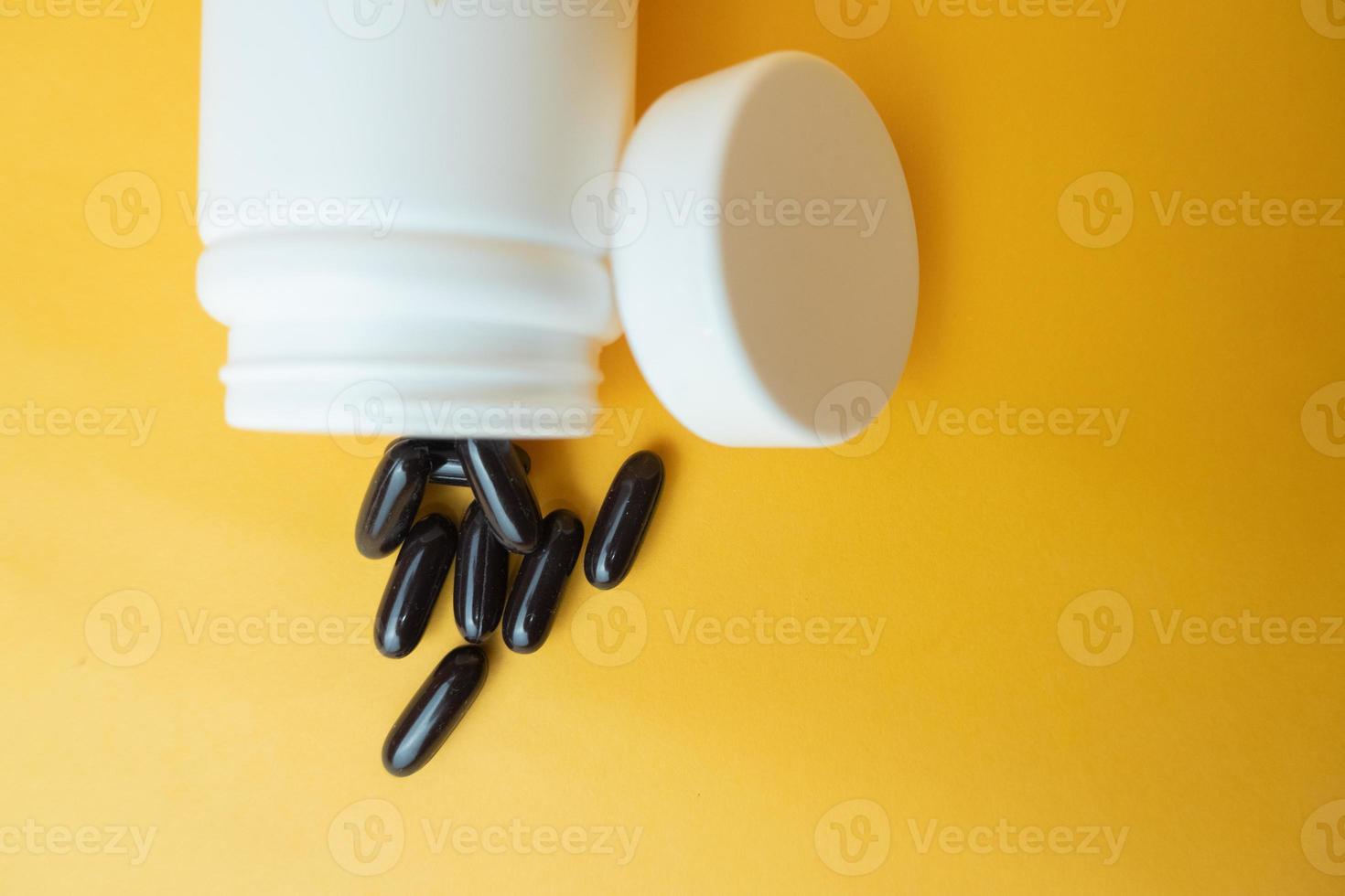 selektiver fokus auf schwarzer medikamentenpillenkapsel, weicher fokus foto