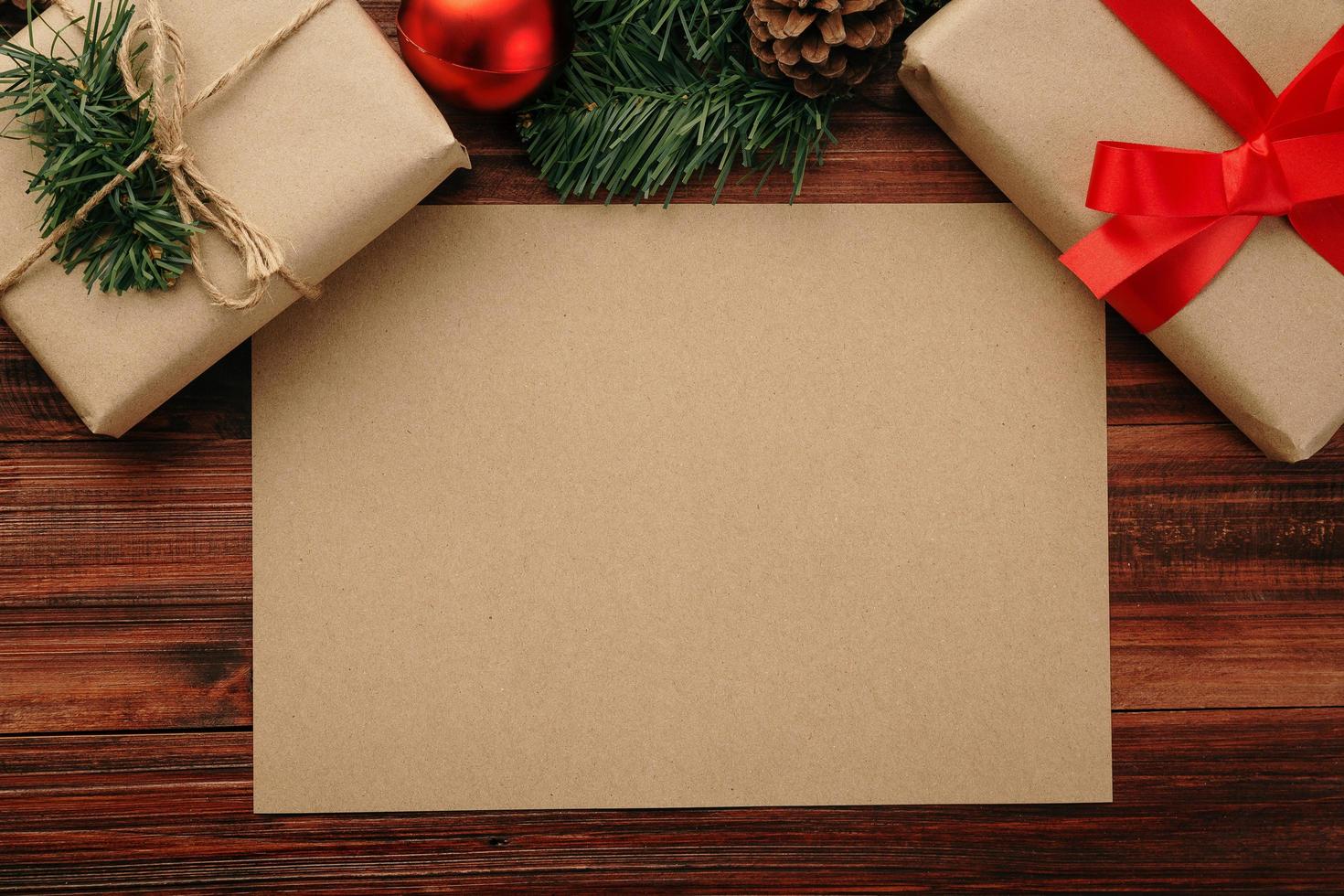 Kraftpapier Modell mit Weihnachtsgeschenken foto