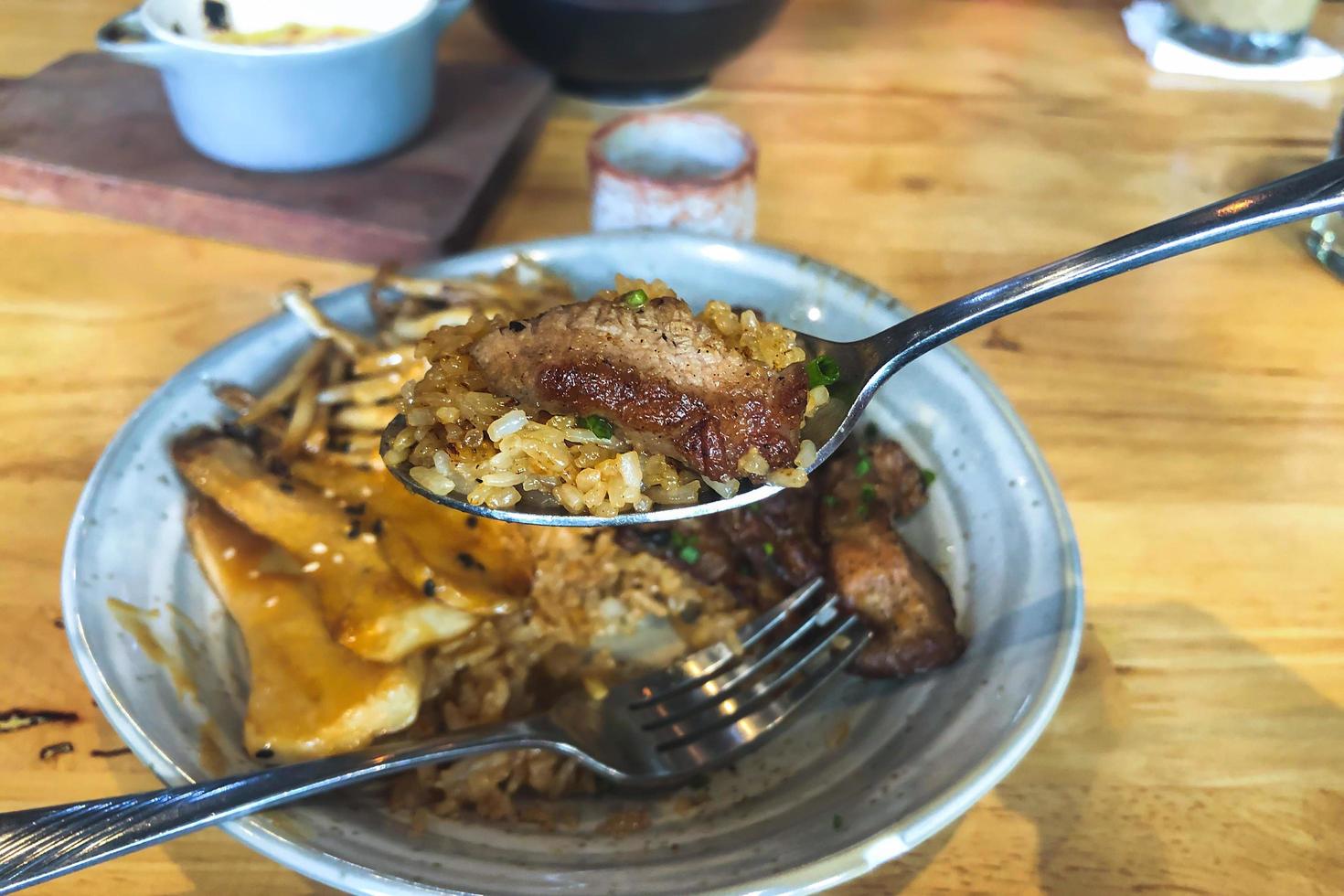 Schweinefleisch auf einem Löffel grillen foto