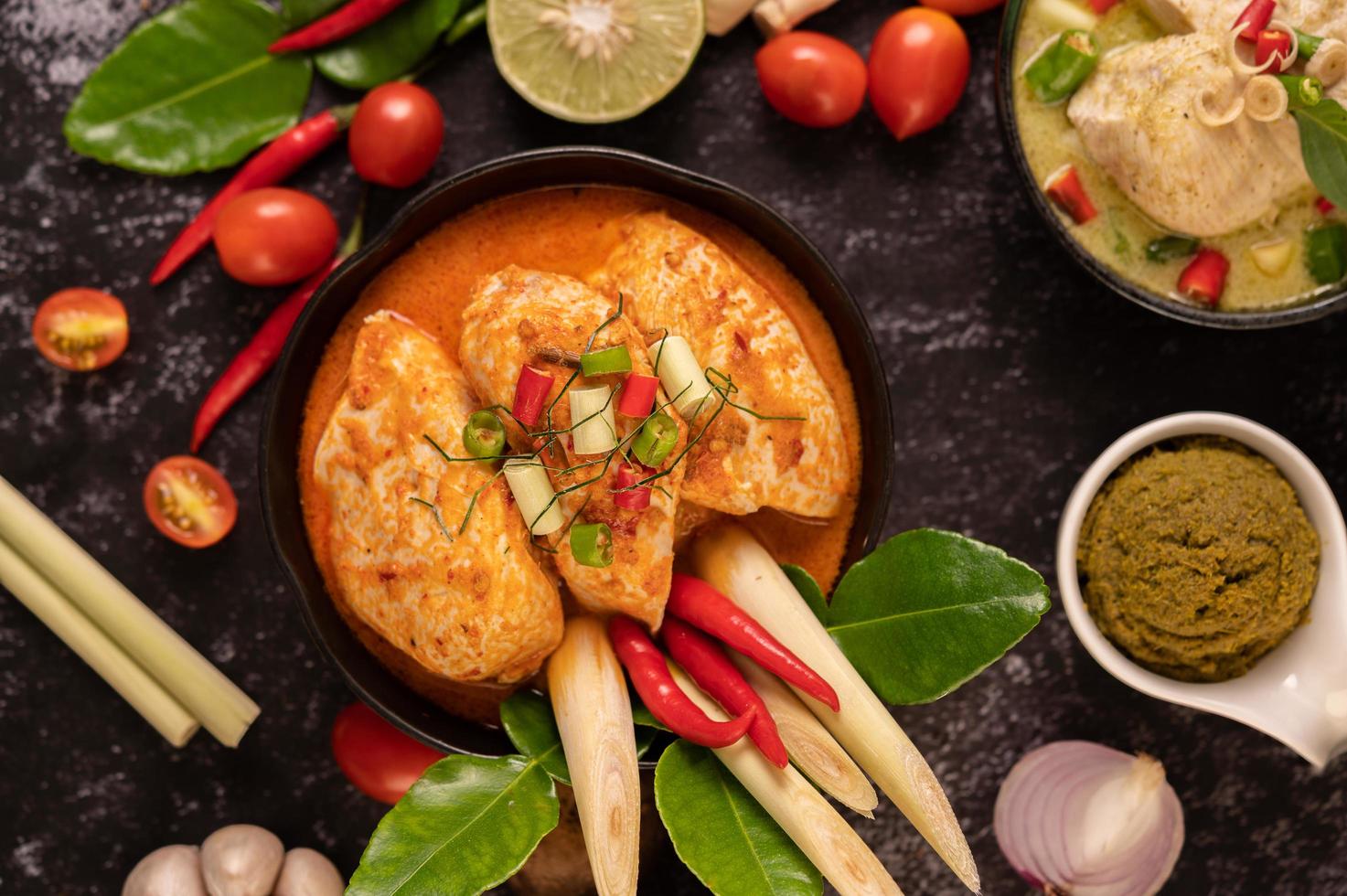 Hühnchen-Curry in einer Schüssel mit Zitronengras-Limette, Tomaten und Knoblauch foto