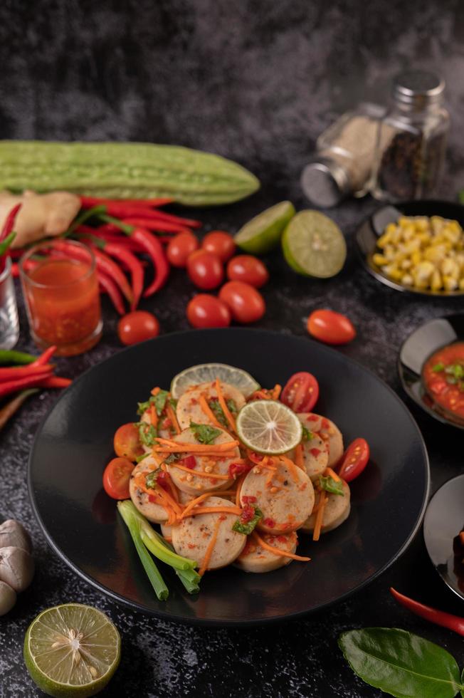 vietnamesischer Schweinswurstsalat mit Chili, Zitrone, Knoblauch und Tomate foto