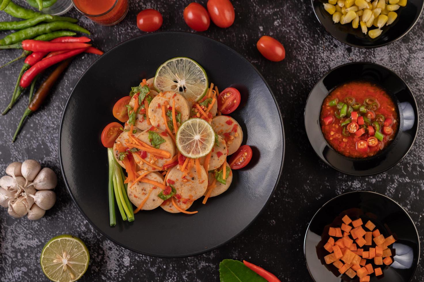 vietnamesischer Schweinswurstsalat mit Chili, Zitrone, Knoblauch und Tomate foto