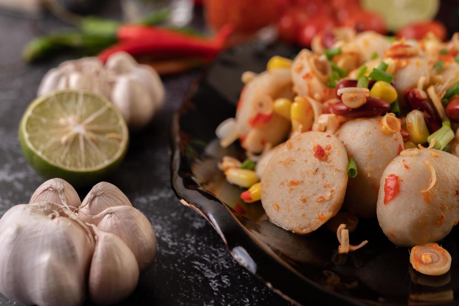 würziger Fleischsalat mit Chili, Zitrone, Knoblauch und Tomate foto