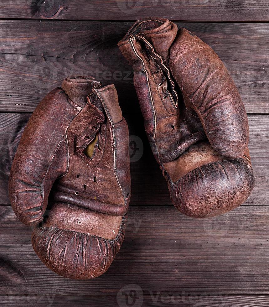 Sehr alte braune Boxhandschuhe foto