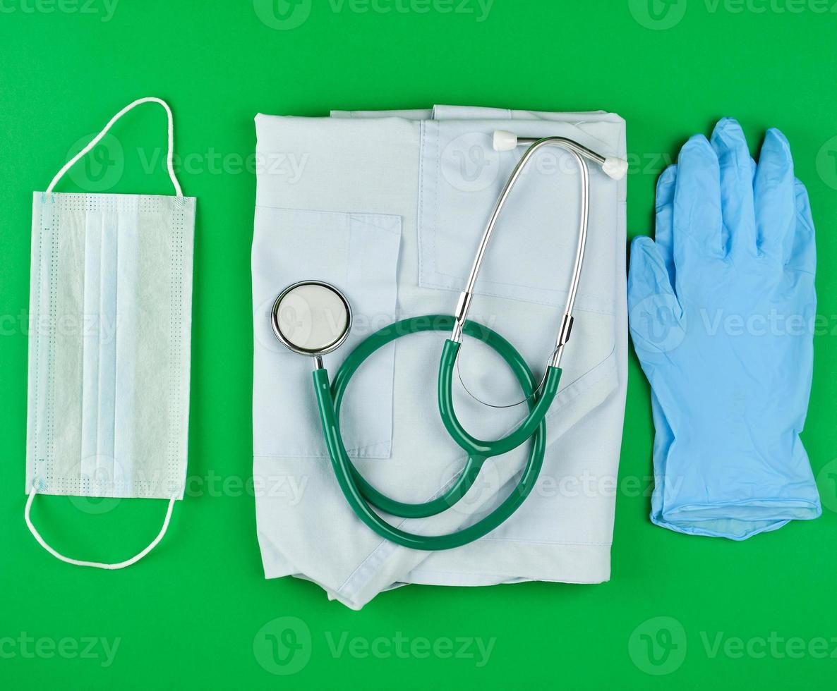 blaue Sanitäteruniform und grünes Stethoskop foto