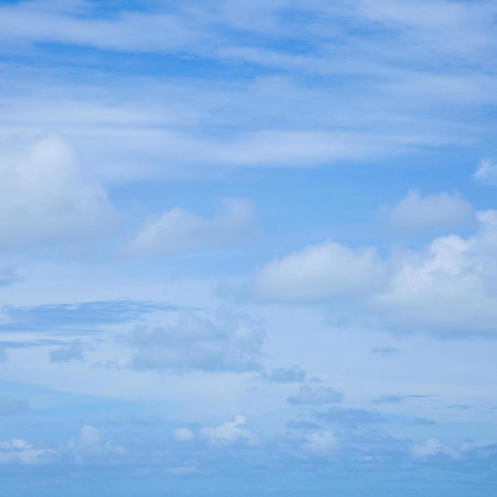 weiße Wolken am Himmel foto