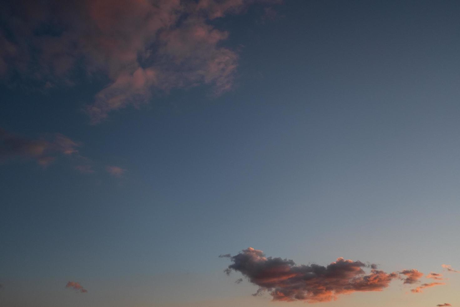 rosa Wolken im blauen Himmel foto