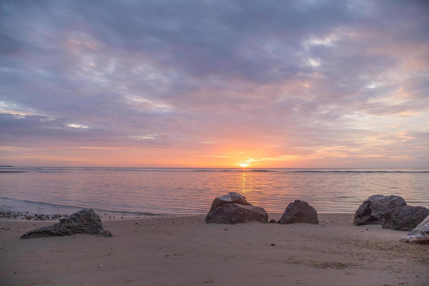 Sonnenaufgang über dem Meer foto