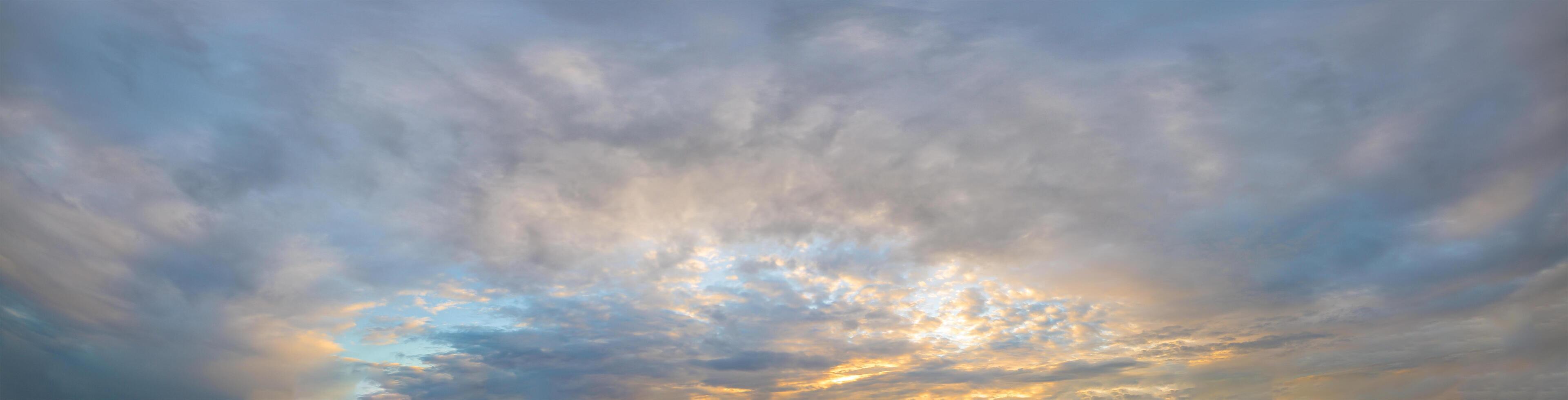 Panorama der Wolken am Himmel zur goldenen Stunde foto