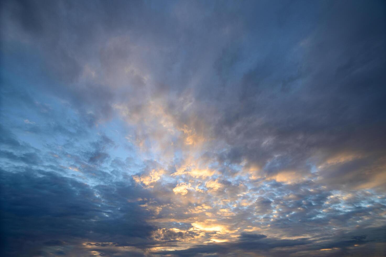 goldenes Licht in Wolken foto