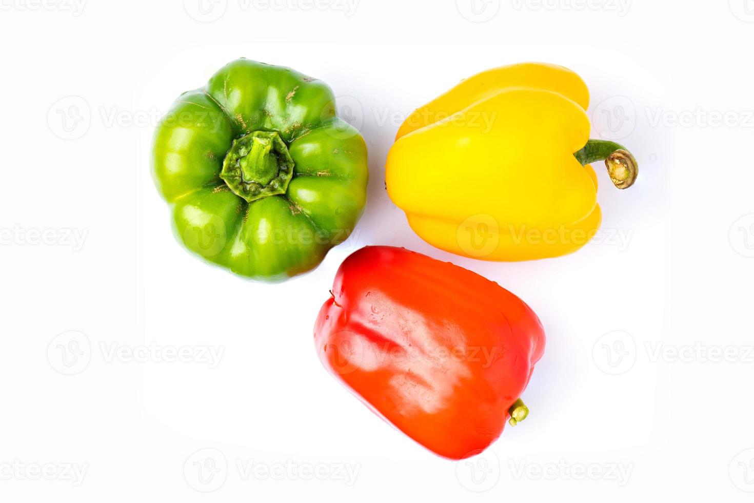 drei Paprika auf weißem Hintergrund foto