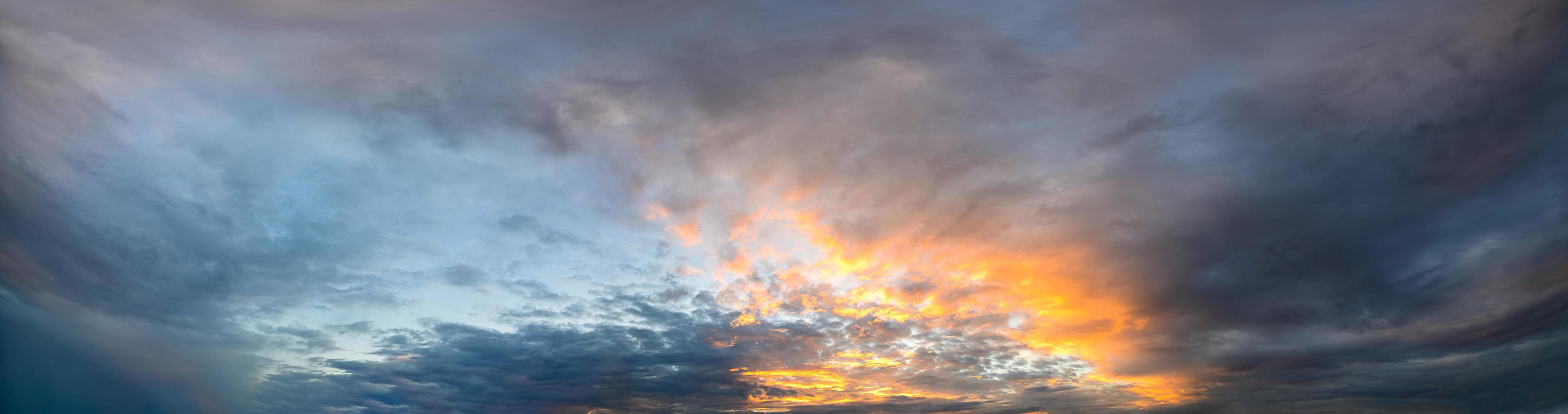 orange Wolken bei Sonnenuntergang foto