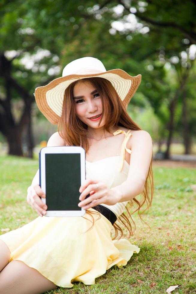 Frauen mit einer Tablette foto