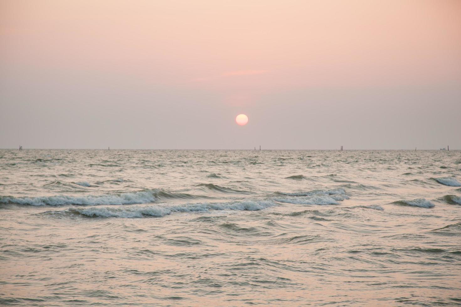 Sonnenaufgang über dem Meer foto