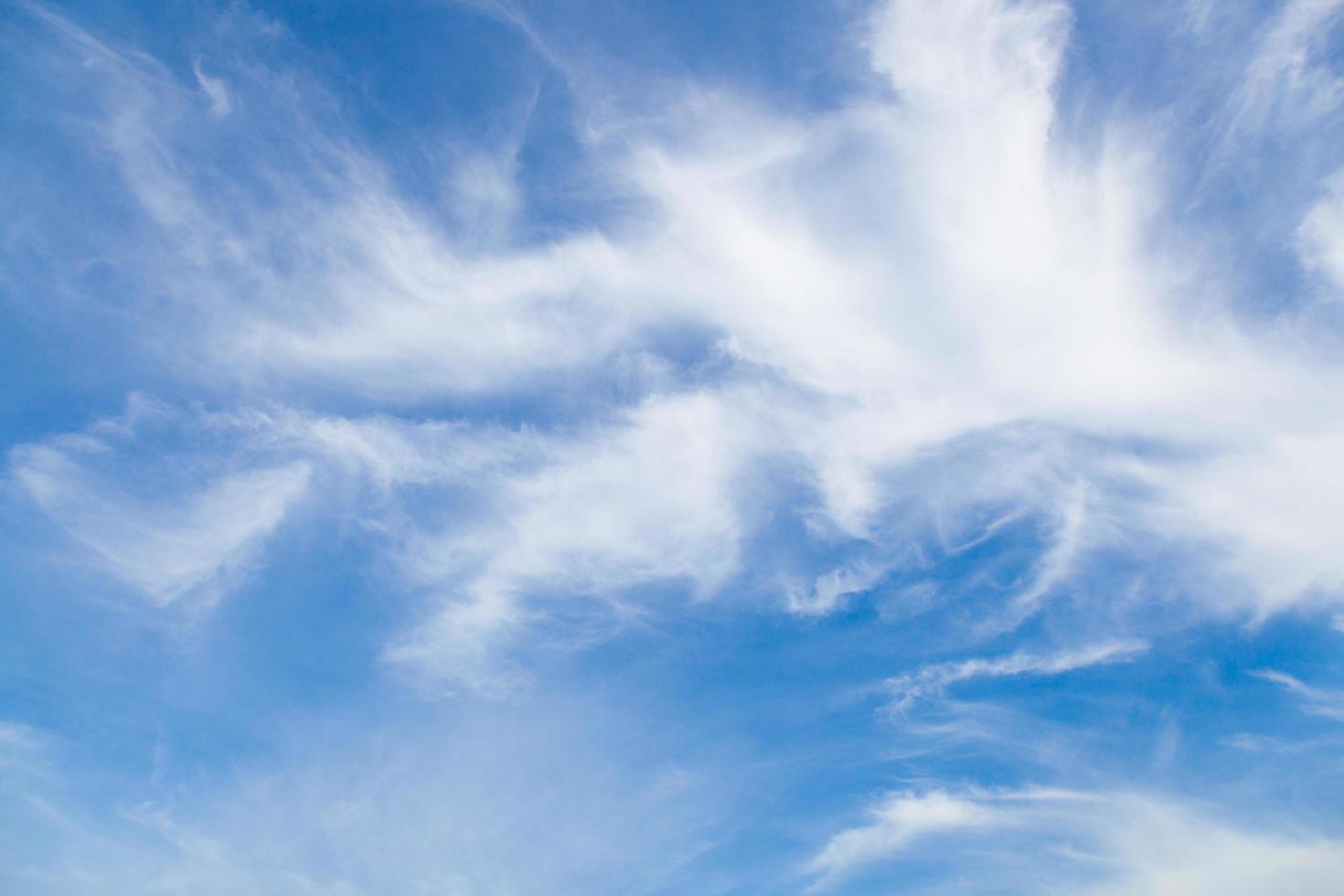 weiße Wolken am Himmel foto